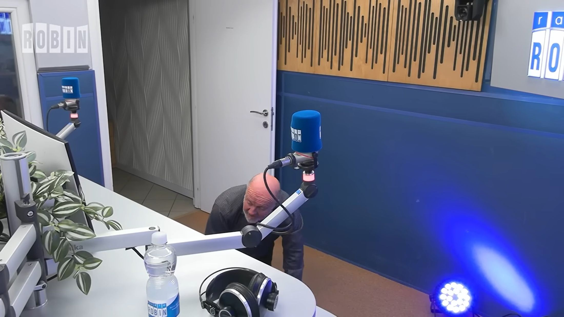 zmago jelinčič Zmago Jelinčič, padec, studio, radio robin,