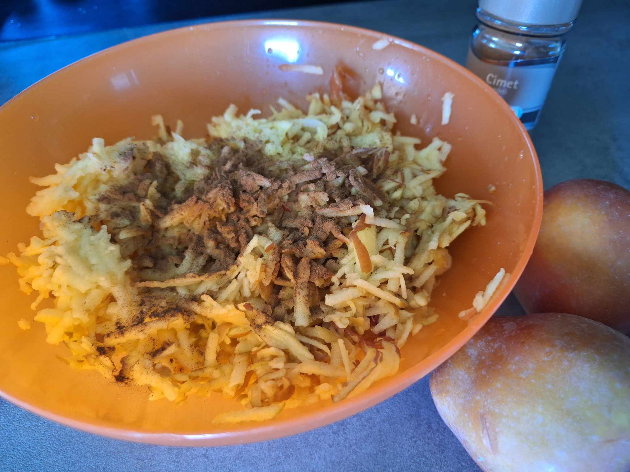 jabolčno pecivo, recept, naribana jabolka, cimet, 