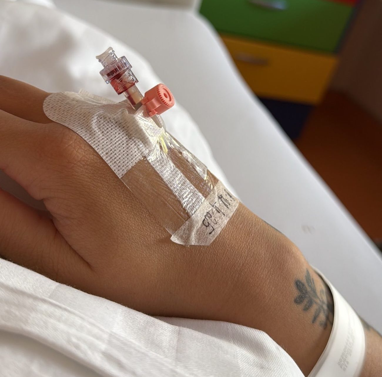 Ana Pusovnik Ana Pusovnik, bolnišnica, infuzija, roka,