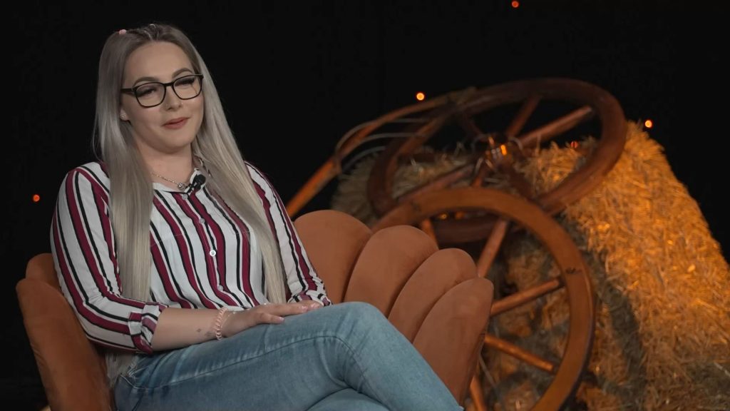 Ema, tekmovalka, Kmetija,