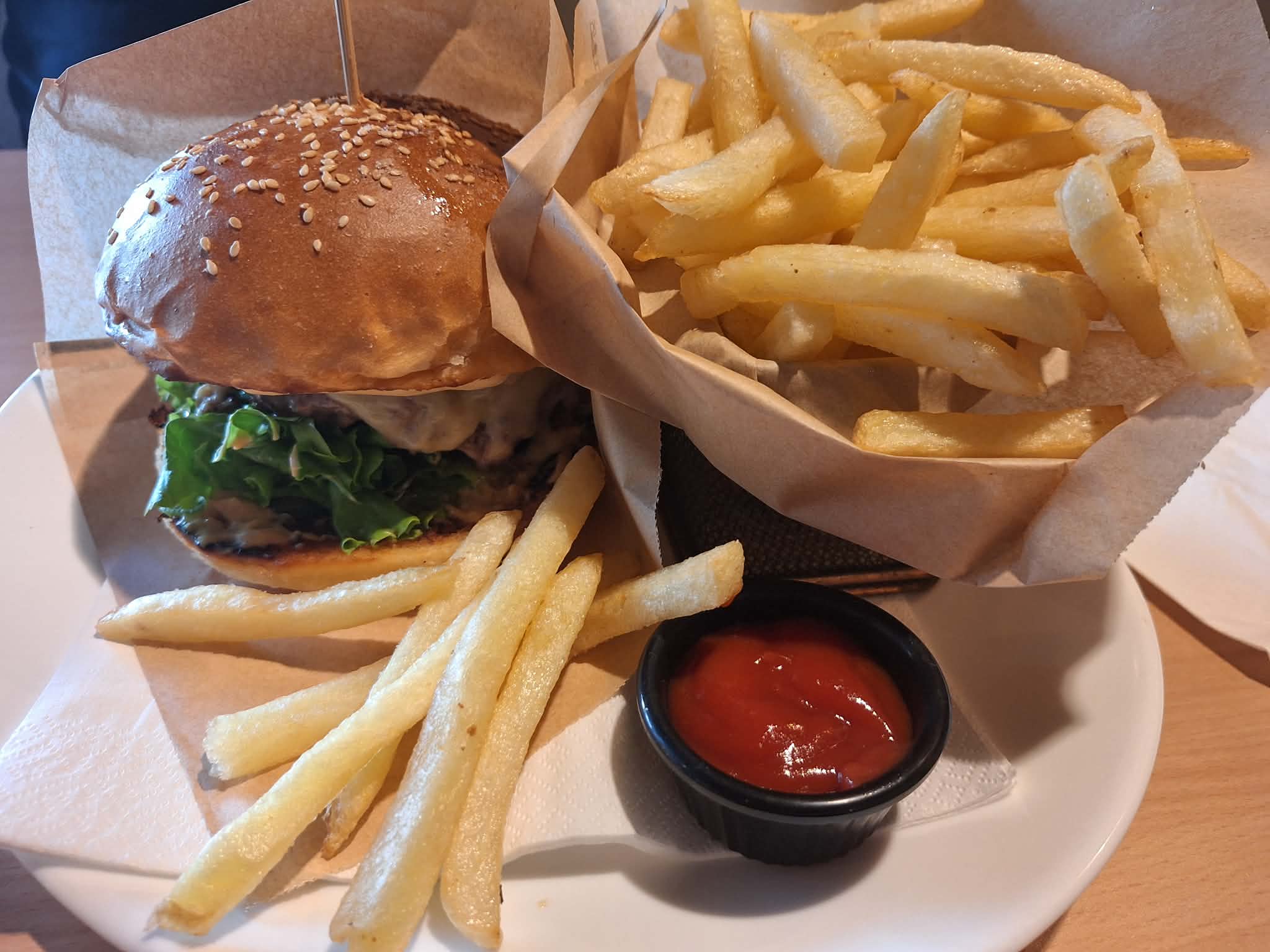 obrok obrok, hamburger, krompirček,