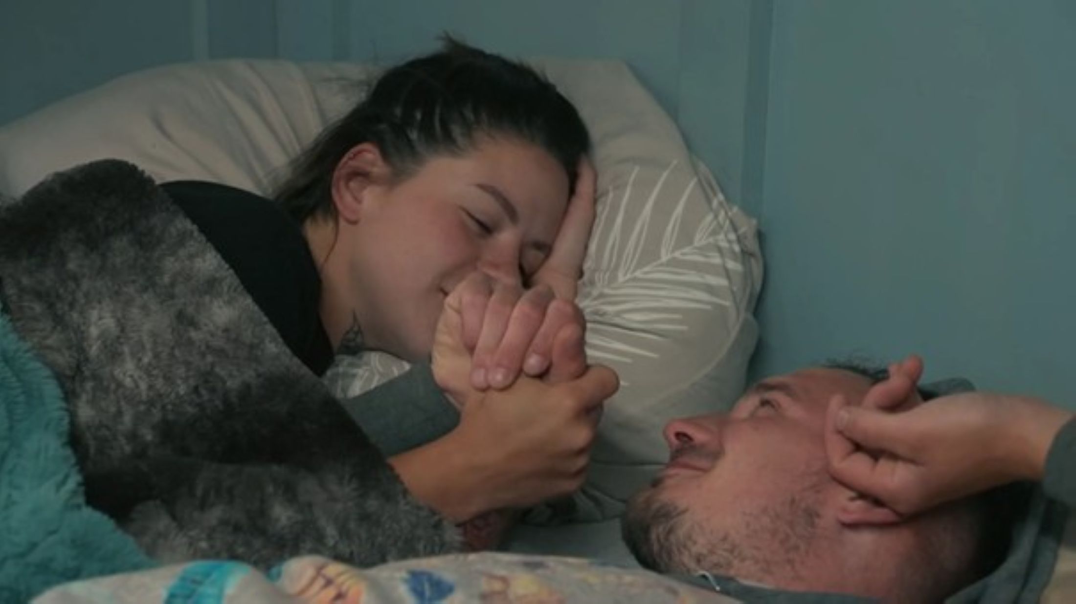 Urška, Žan, postelja,