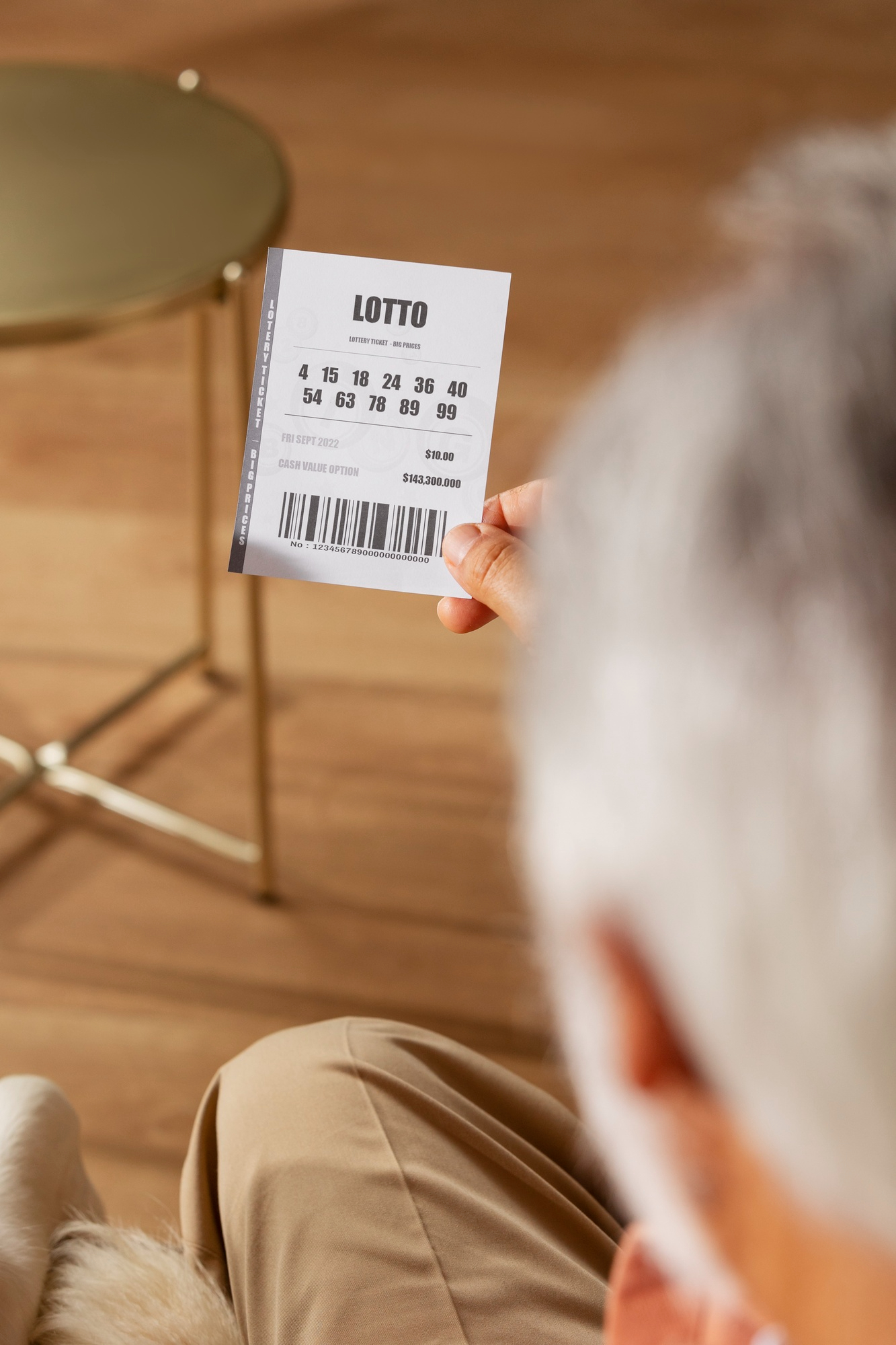 Moški z loto listkom