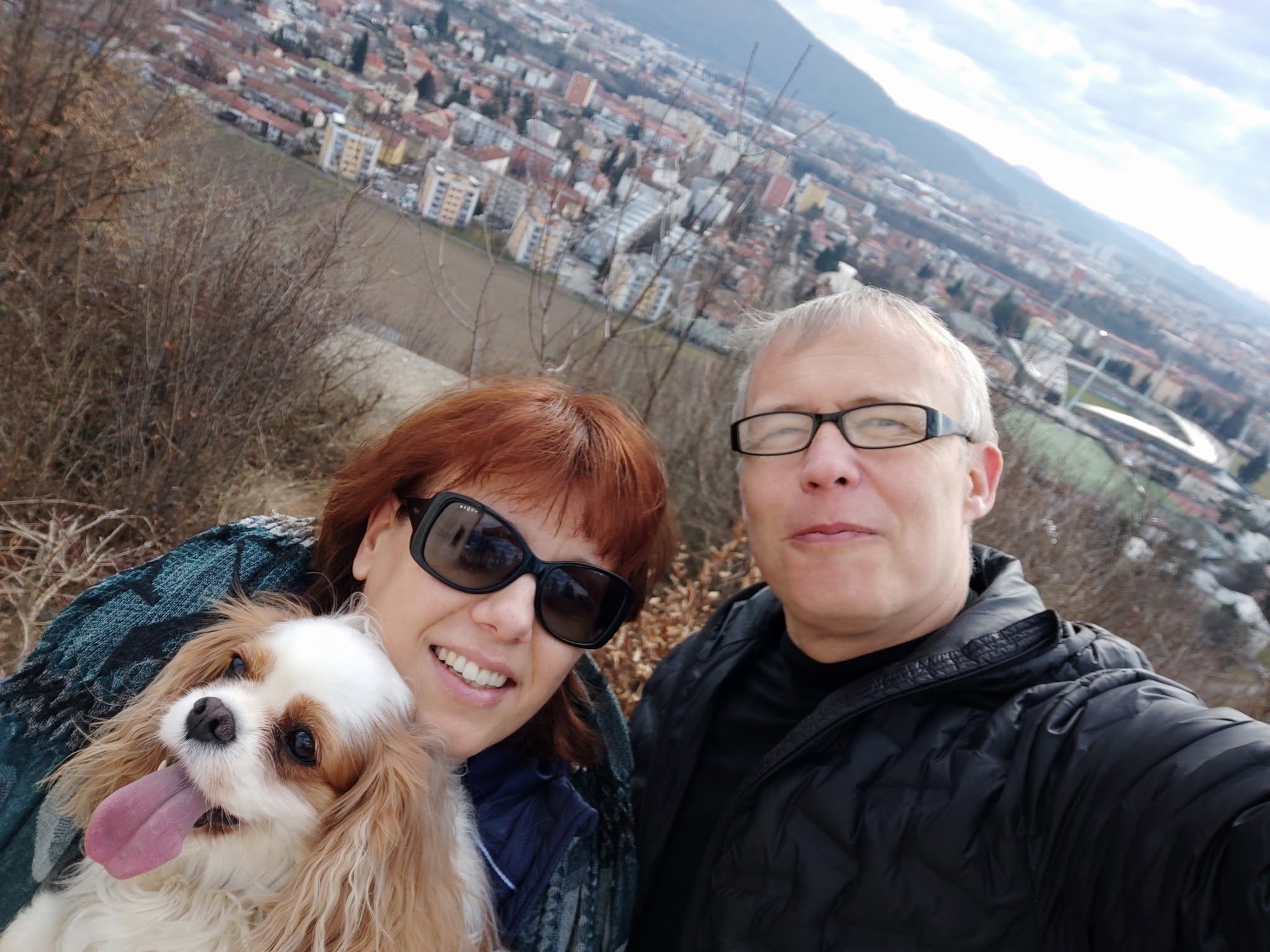 Matej Lahovnik s soprogo in psičko