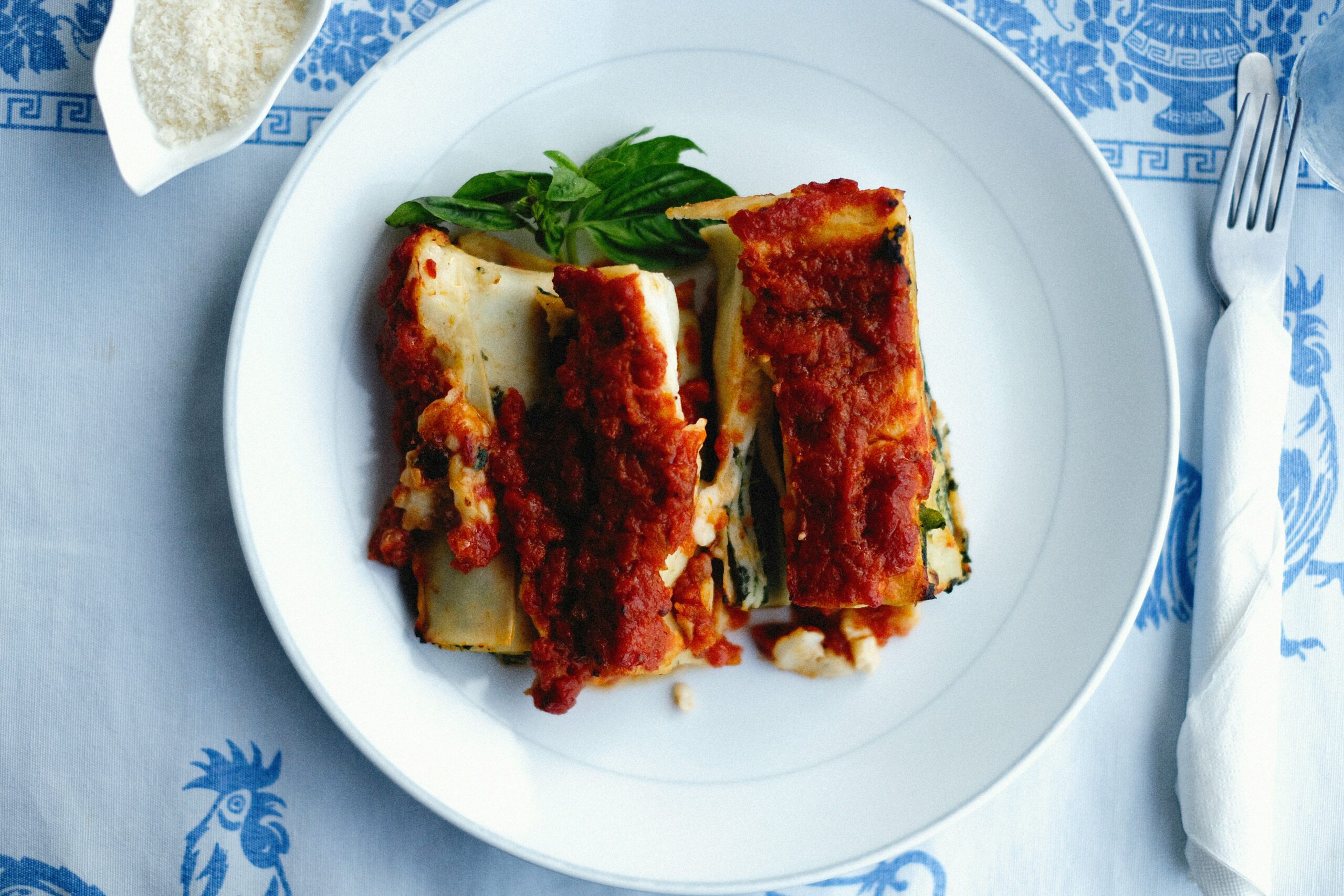 Recept za bučke parmezan vas bo navdušil s preprosto pripravo, bogatim okusom sira in vrhunsko domačo paradižnikovo omako."