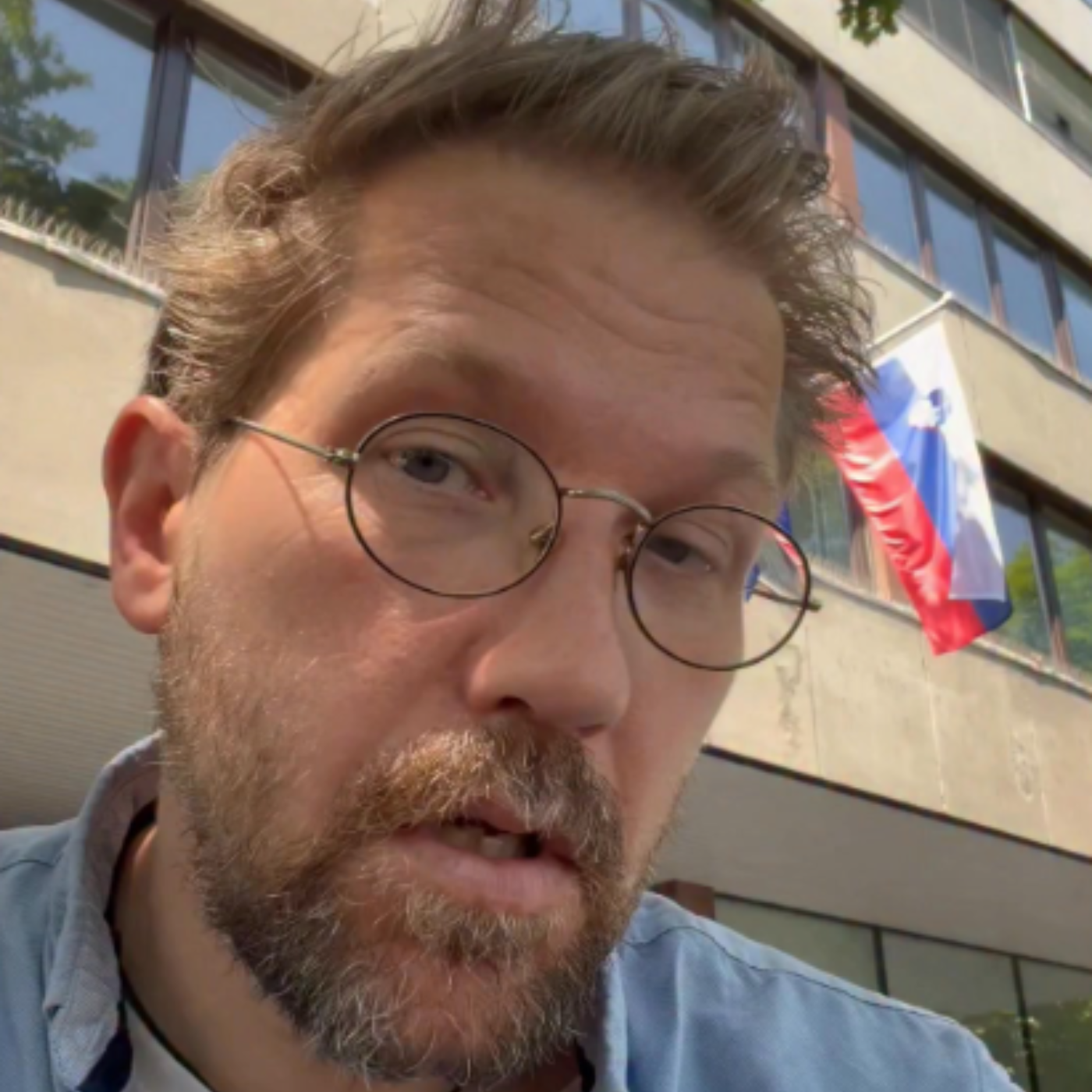 Jaša Jenull je v očeh javnosti sinonim za upornika na kolesu, vendar se pod površjem njegovega aktivizma skriva zgodba, ki meji na vrhunsko zrežiran politični triler