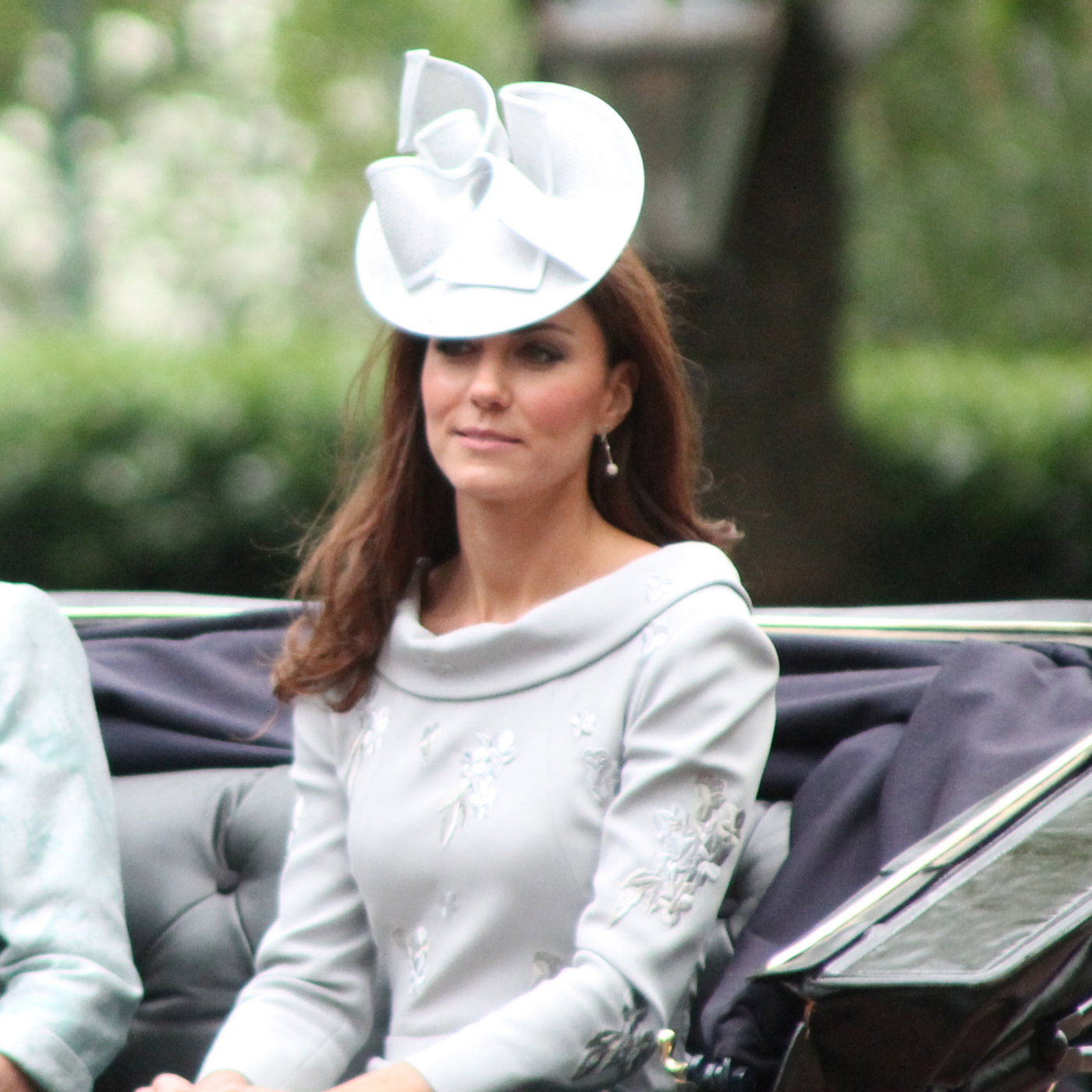 Življenje Kate Middleton je torej nenehno ravnotežje med osebno svobodo in dolžnostjo do zgodovine. Vsaka kretnja, vsak nasmeh in vsaka izbira obleke je del širše slike, ki ohranja stabilnost britanske monarhije.