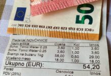 račun v restavraciji in gotovina