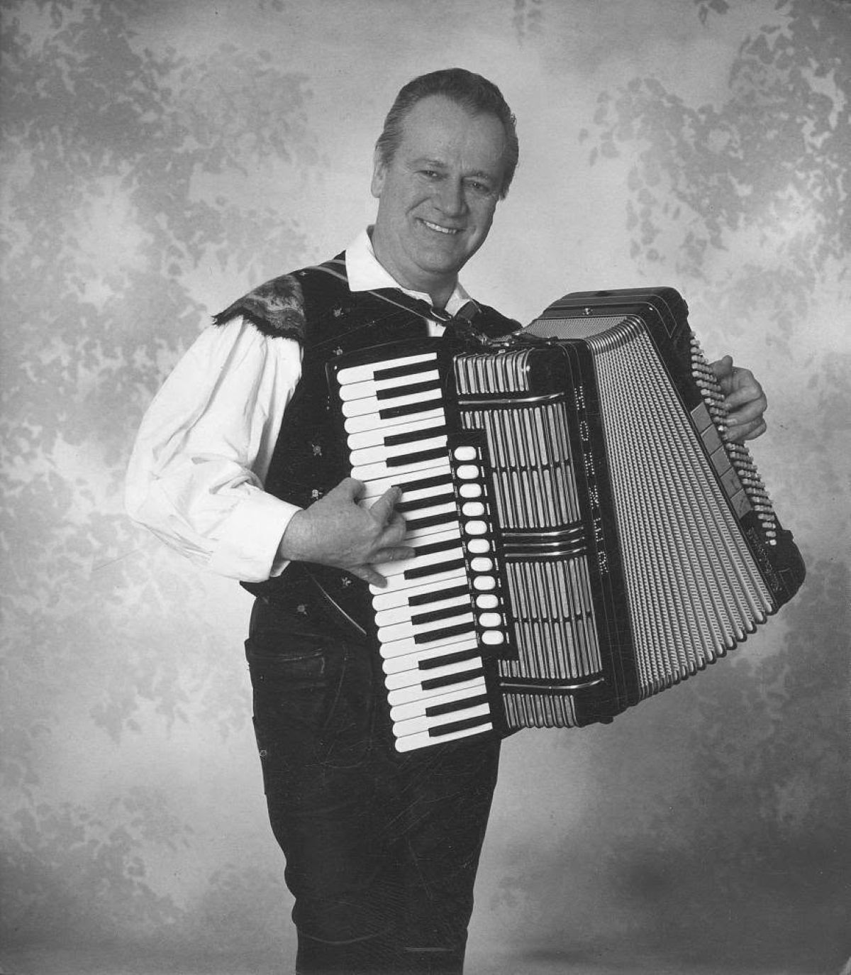 glasbenik Slavko Avsenik s harmoniko