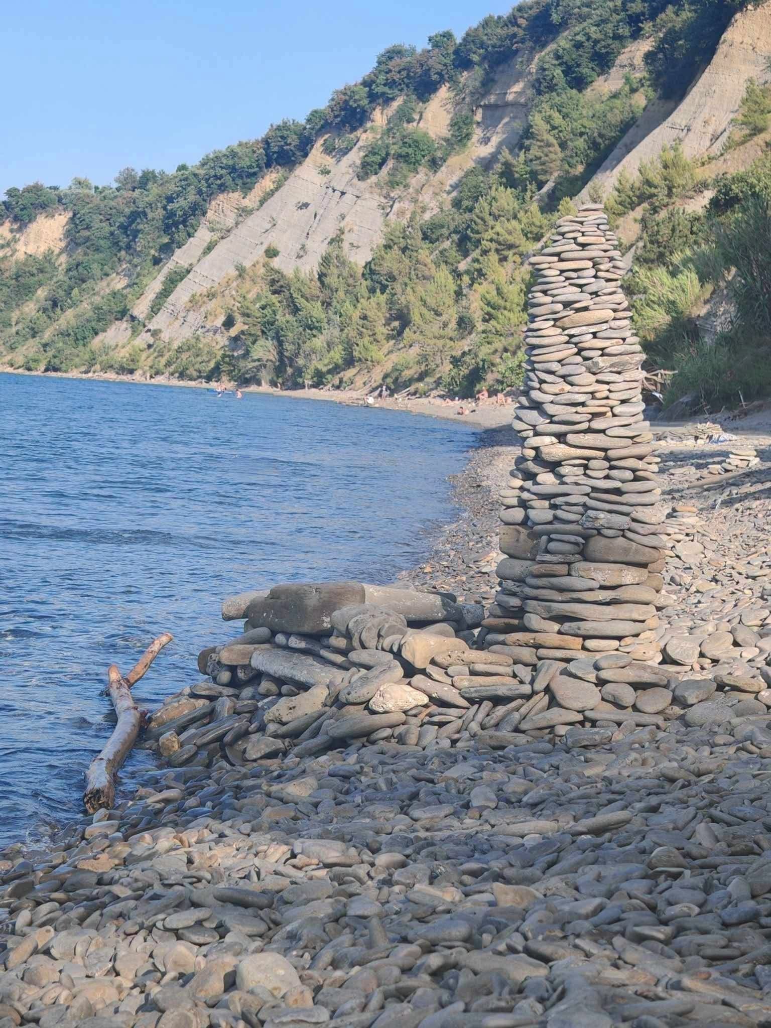kamnit stolp ob morju