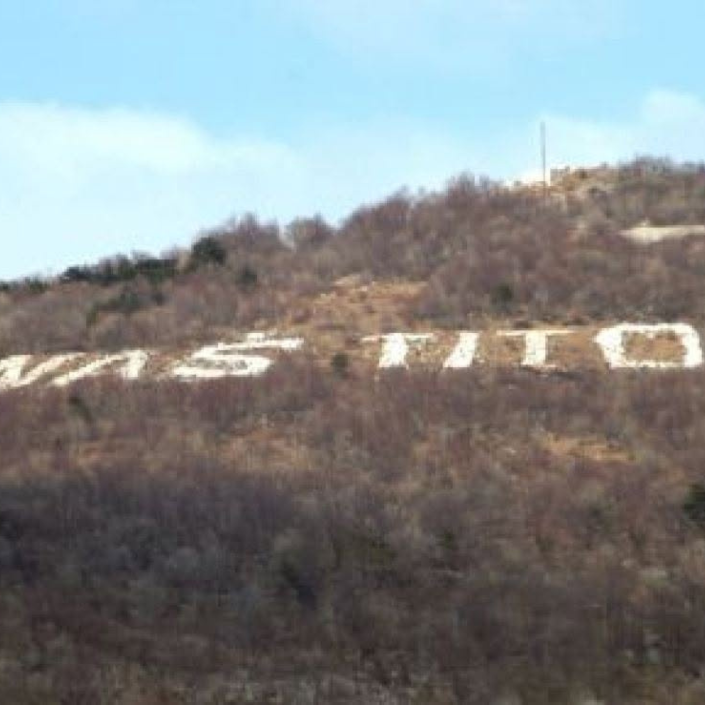 Za marsikaterega Primorca napis Tito na Sabotinu ni le skupek belih kamnov,