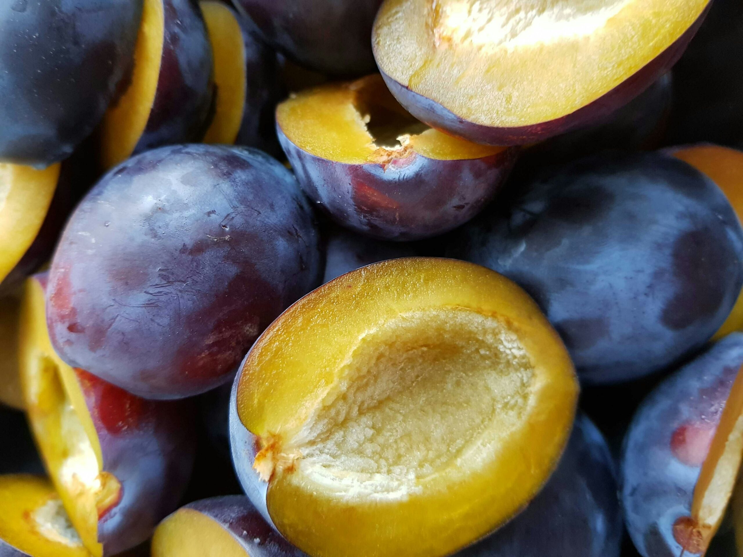Slive običajno končajo v marmeladi ali v cmokih, a slivov sirup je nekaj, kar morate poskusiti. Ima globoko, rubinasto rdečo barvo in žameten okus, ki se odlično poda ne le k vodi, temveč tudi kot preliv čez vanilijev sladoled ali puding.