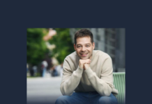 Kdo je Žiga Bonča, novi steber oddaje Odmevi? Razkrivamo njegovo pot od terenskega poročevalca do voditeljskega stola, njegovo vlogo v boju za RTV in zakaj njegovo zasebno življenje ostaja največja uganka.