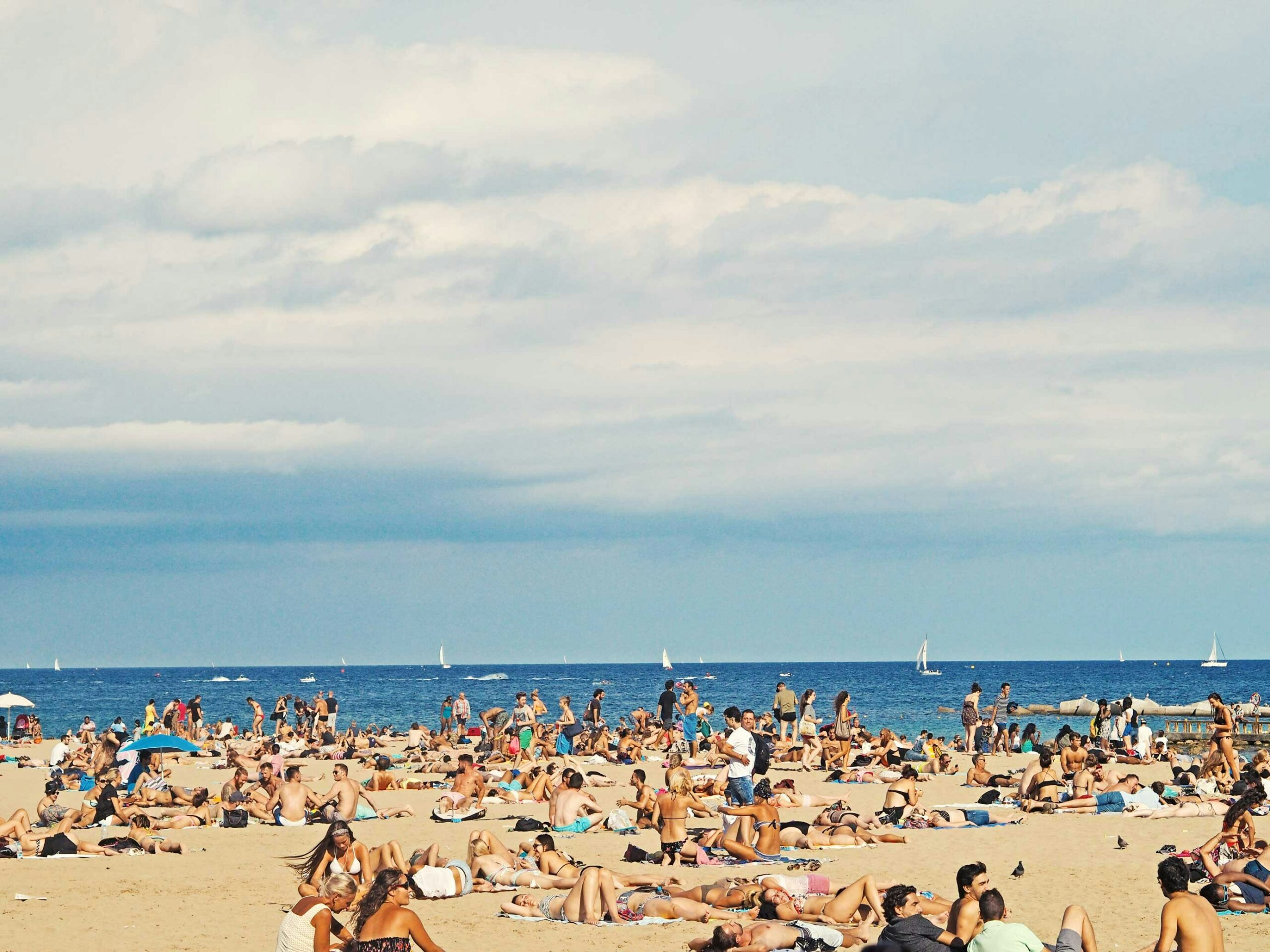 Plaže od Zadra do Dubrovnika so polne, brisače Grenka realnost dalmatinskih gostincev.