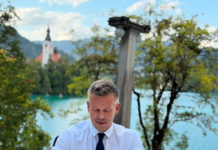 Madžarski premier Péter Magyar okušal kremšnito, a poglejte, kaj se je skrivalo na njegovem krožniku!